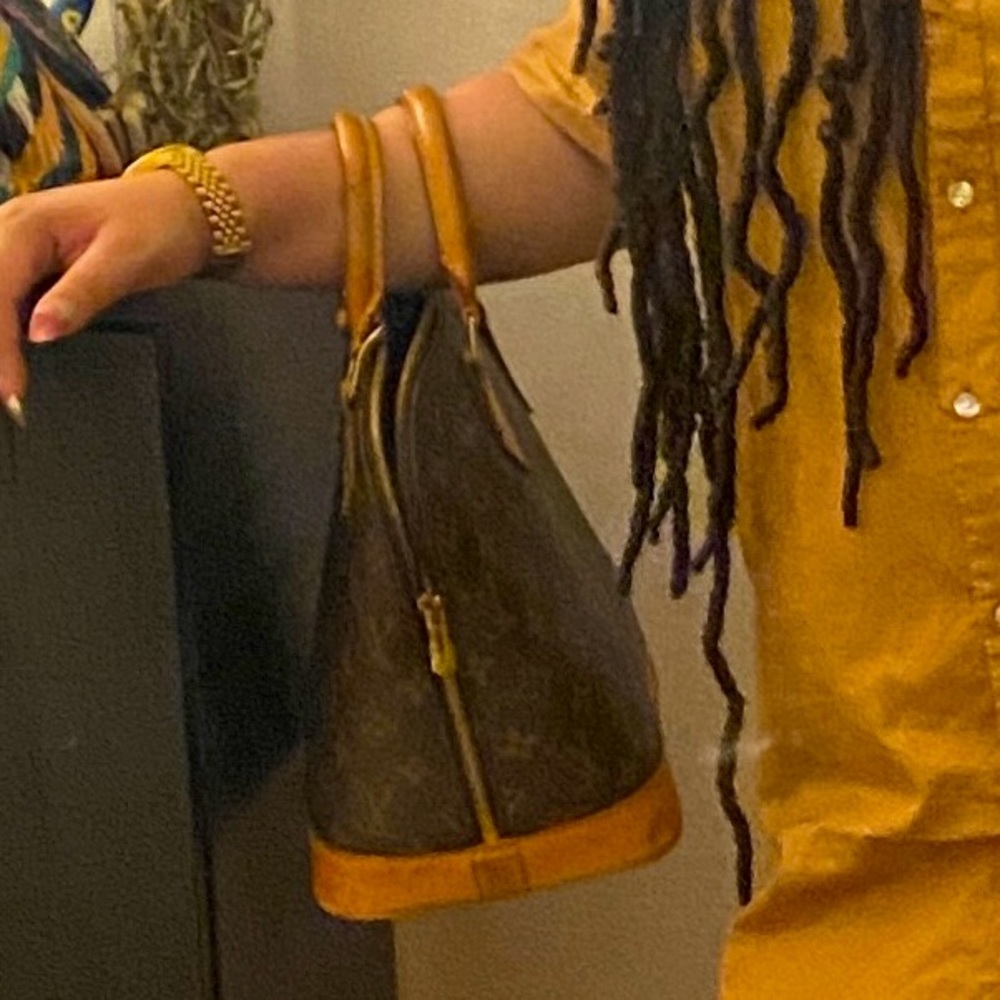 Luv this bag. I nvr got the strap for. don’t know how to clean willing to trade.